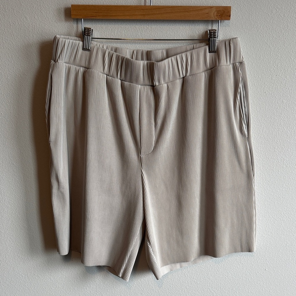 Tahari Men’s Cream Shorts